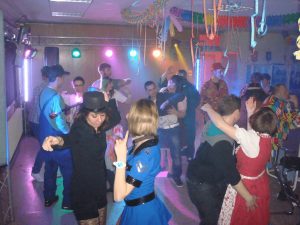 Tanzende Gäste auf einer Feier mit Musikanlage.