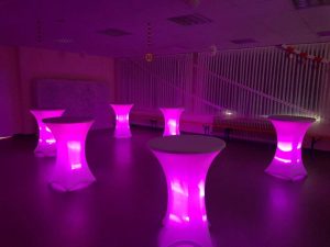 Stehtische mit lila LED Beleuchtung