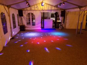 Musikanlage und Lichteffekte für eine Feier.